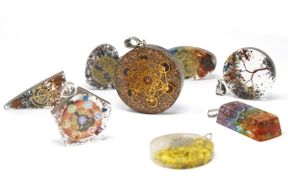 Pendentifs Orgonite -  Pointe Trois Métaux