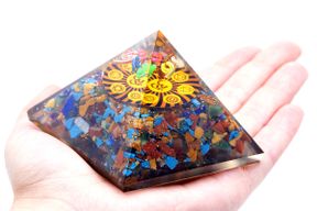 Pyramide Orgonite - Om Chakra - 70 mm