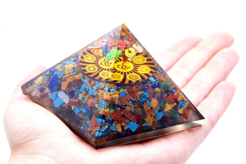Pyramide Orgonite - Om Chakra - 70 mm