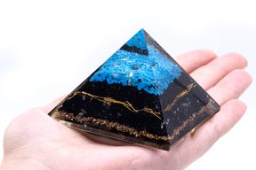 Pyramide Orgonite - Turquoise et Tourmaline Noire - 70 mm