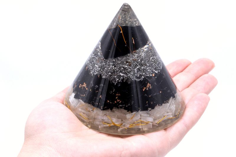 Cône Orgonite - Sélénite et Tourmaline Noire Cuivrée - 90 mm