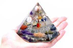 Orgonite Pyramide à 7 faces - Pierre précieuse Arbre de Sagesse - 90 mm