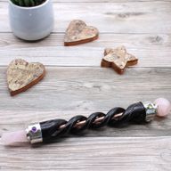 Baguette de Guérison de Sculpture en Spirale - Quartz Rose Cuivré
