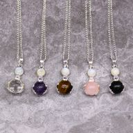 Pendentif Mains Guérissantes en Pierres Précieuses - Quartz Rose