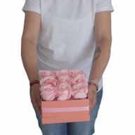 Coffret Cadeau de Fleurs de Savon - 9 Roses Roses - Carré