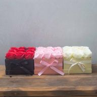 Coffret Cadeau de Fleurs de Savon - 9 Roses Roses - Carré