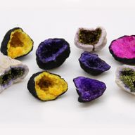 Géodes de calcite colorées - Roche noire - Rouge foncé