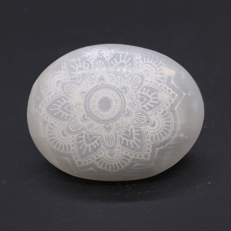 Pierre de Palmier en Sélénite - Mandala Gravé