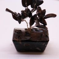 Mini Arbres de Gemmes sur Base d'Orgonite - Agate Noire (15 pierres)