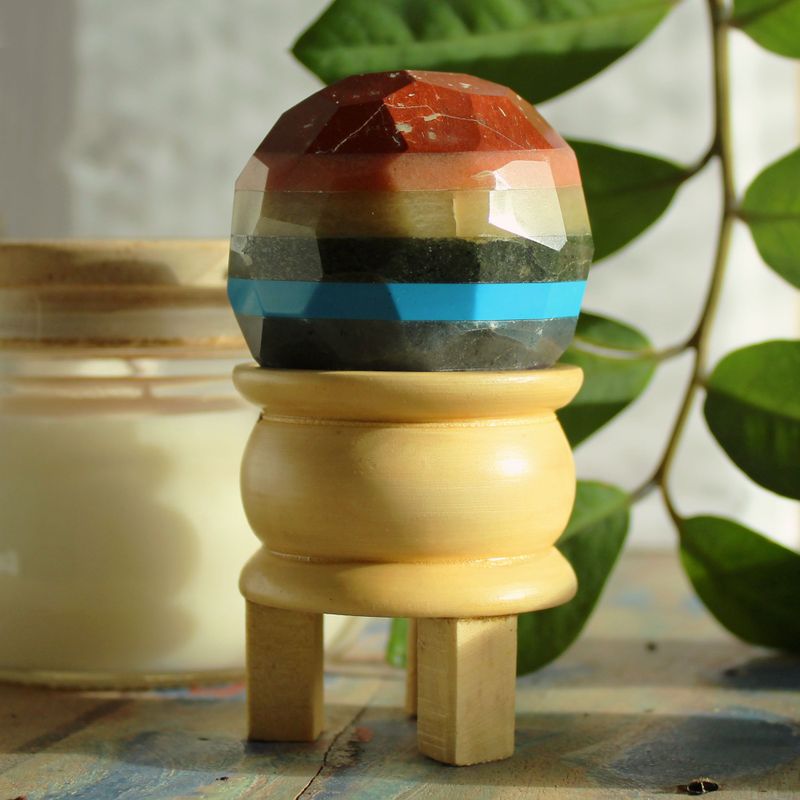 Boule de Guérison à Facettes avec Gemmes et Support – Sept Chakras