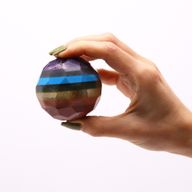 Boule de Guérison à Facettes avec Gemmes et Support – Sept Chakras