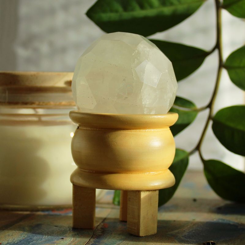 Boule de Guérison à Facettes avec Gemmes et Support - Quartz de Roche