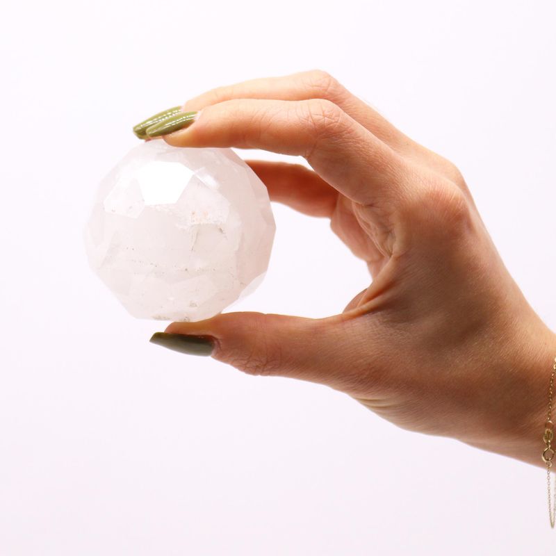 Boule de Guérison à Facettes avec Gemmes et Support - Quartz de Roche