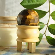 Boule de Guérison à Facettes avec Gemmes et Support - Oeil de Tigre