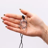 Pendentif en Forme de Larme avec Gemmes Lacées - Quartz de Roche