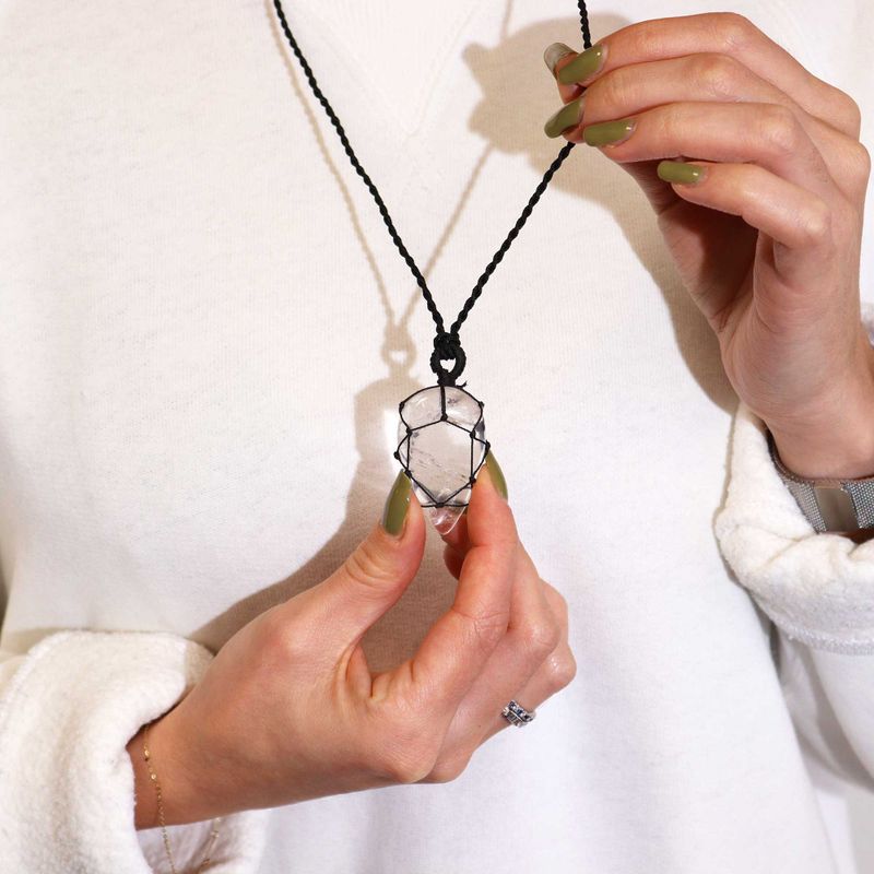 Pendentif en Forme de Larme avec Gemmes Lacées - Quartz de Roche