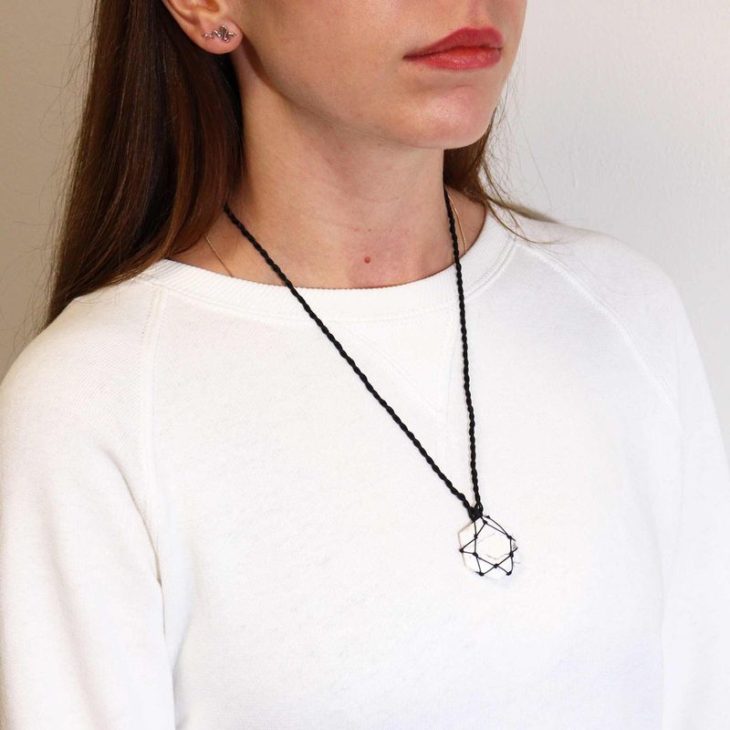 Pendentif Hexagone en Gemmes Lacées - Howlite blanche