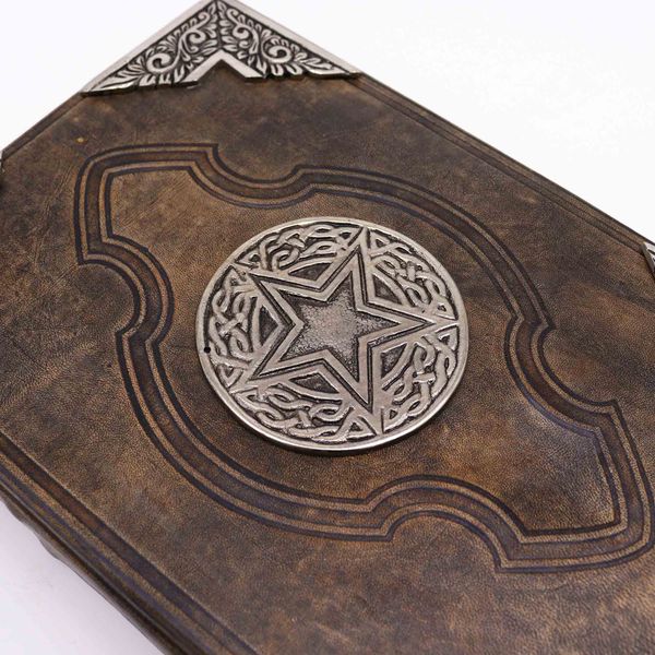 Livre Heafty Brown Tan - Décor Pentagone en Zinc - 200 pages à bords pontés - 26x18cm