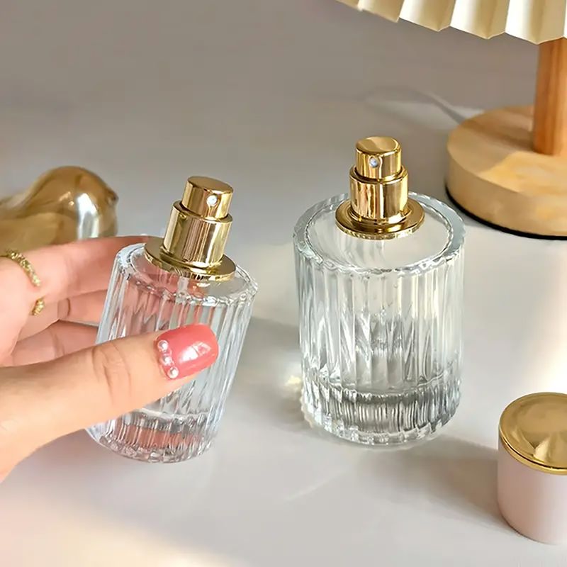 Rouge- Flacon rond nervuré de 30 ml, spray et bouchon