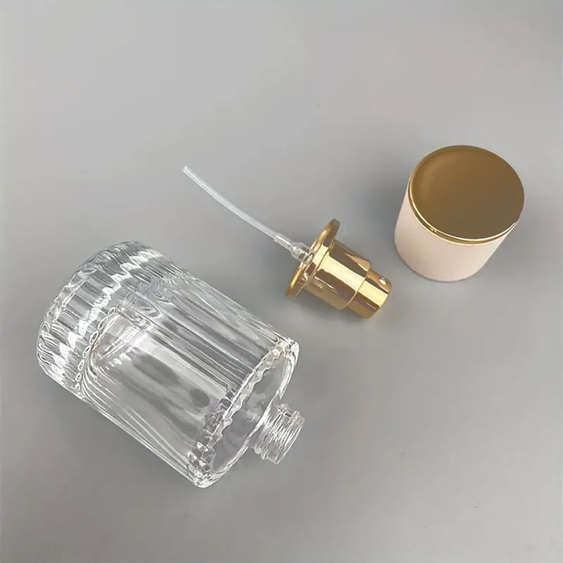 Rouge- Flacon rond nervuré de 30 ml, spray et bouchon