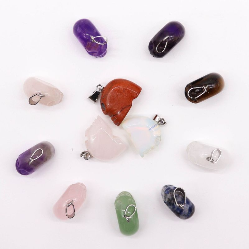 Pendentifs mini crânes en pierre précieuse (12 assortis)
