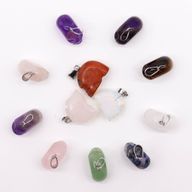 Pendentifs mini crânes en pierre précieuse (12 assortis)