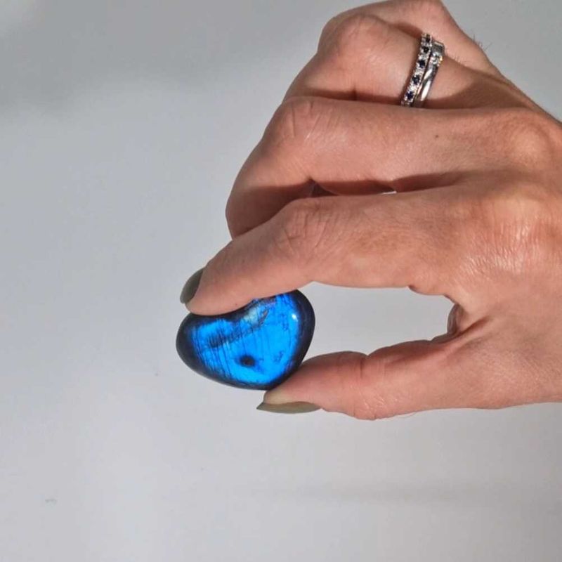 Pierres de cœur de labradorite de Madagascar (environ 17-31g  30-40 mm)