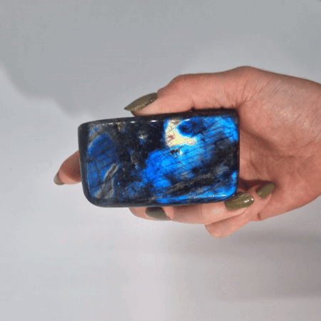 Pierres moyennes de labradorite de Madagascar (environ 250-370 g, 65-90 mm)