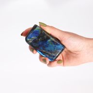 Pierres moyennes de labradorite de Madagascar (environ 250-370 g, 65-90 mm)