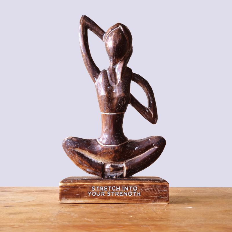 Dame de Yoga en Bois - Antique - Pose de la Vache - "Étire-toi dans ta Force"