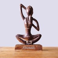 Dame de Yoga en Bois - Antique - Pose de la Vache - "Étire-toi dans ta Force"