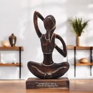 Dame de Yoga en Bois - Antique - Pose de la Vache - "Étire-toi dans ta Force"