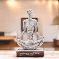 Dame de Yoga en Bois - Blanchi - Pose Facile - "Inspire Expire Brillance"