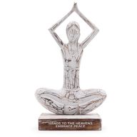 Dame de Yoga en Bois - Blanchi - Pose Mains Levées - "Mains vers le Ciel, Embrasse la Paix"