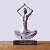 Dame de Yoga en Bois - Blanchi - Pose Mains Levées - "Mains vers le Ciel, Embrasse la Paix"