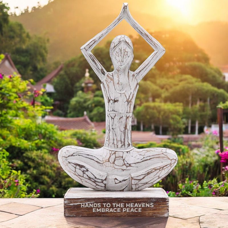Dame de Yoga en Bois - Blanchi - Pose Mains Levées - "Mains vers le Ciel, Embrasse la Paix"