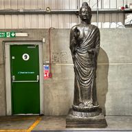 Haute Statue de Bouddha Debout en Or Antique - 3m de haut