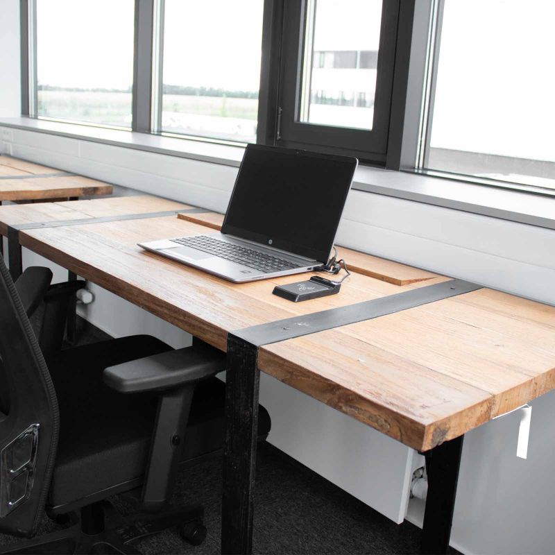 Bureau en bois recyclé et fer (tiroirs non inclus)