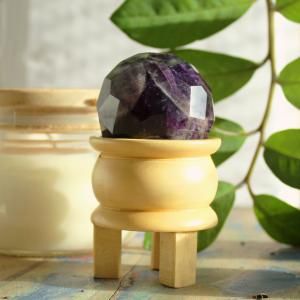 Boule de guérison à facettes avec gemmes et support