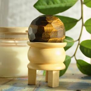 Boule de guérison à facettes avec gemmes et support