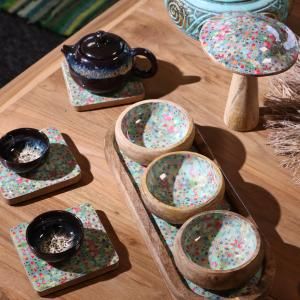 Bols, plateaux et dessous en bois de manguier artisanaux