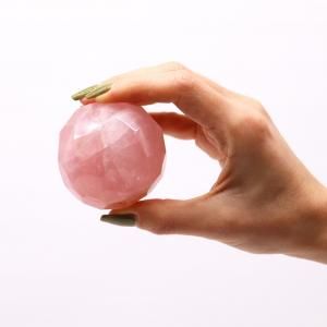Boule de guérison à facettes avec gemmes et support