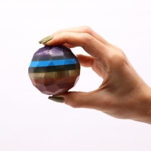 Boule de guérison à facettes avec gemmes et support