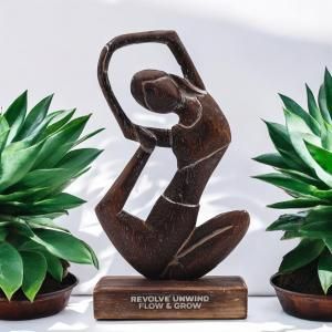 Statues de yoga en bois