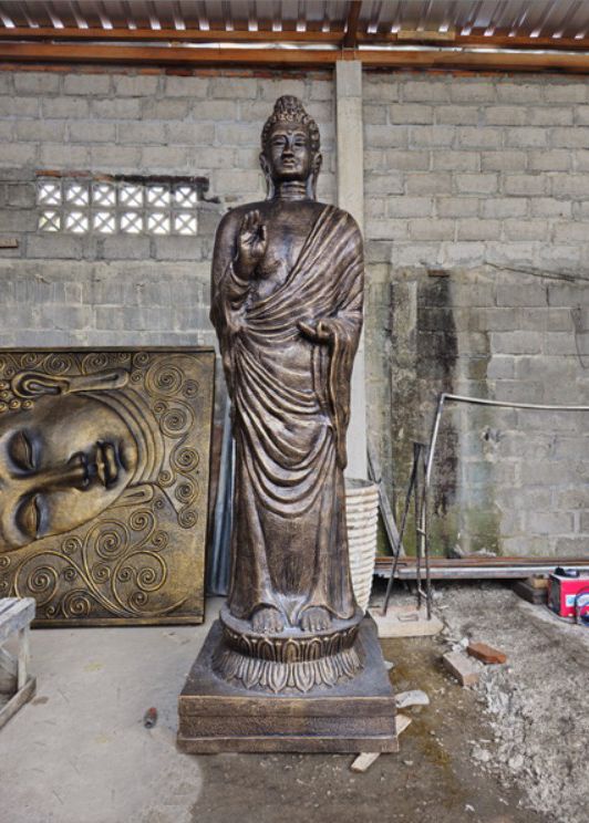 Haute Statue de Bouddha Debout en Or Antique - 3m de haut