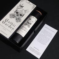 carte de sort rituel du Jardin gothique à côté de la bougie