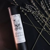 Plan rapproché de l'étiquette de la bougie Gothic Garden avec un crâne, des roses et des papillons