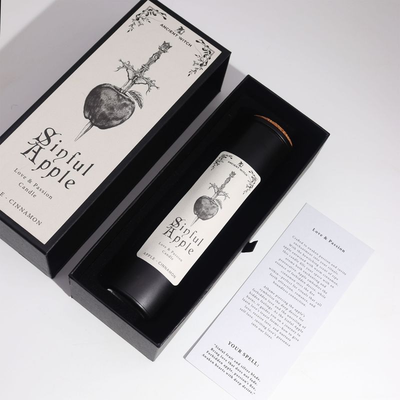 Bougie noire Sinful Apple avec couvercle en liège dans sa boîte-cadeau