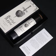 Pomme pécheresse, carte de sort rituel à côté de la bougie