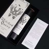Carte de sort rituel de la Reine des Sorcières à côté de la bougie